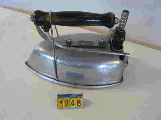  Collection ASPEG, pièce numéro 1048 : Fer électrique à vapeur