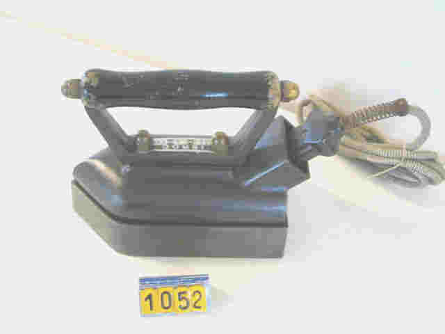  Collection ASPEG, pièce numéro 1052 : Fer à repasser