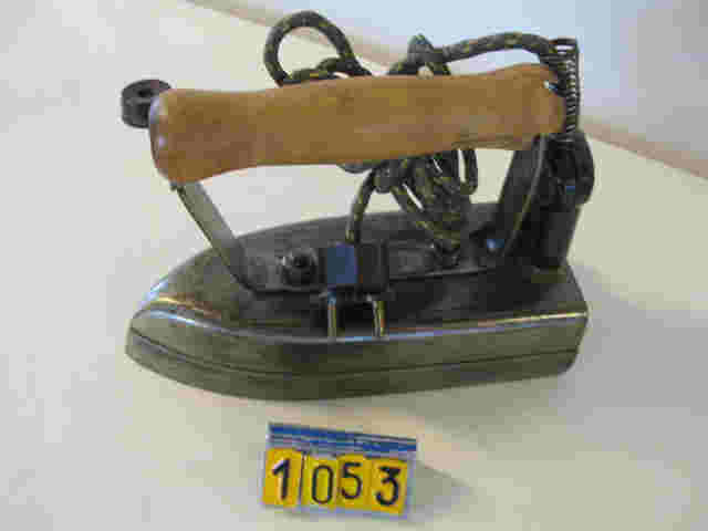  Collection ASPEG, pièce numéro 1053 : Fer à repasser