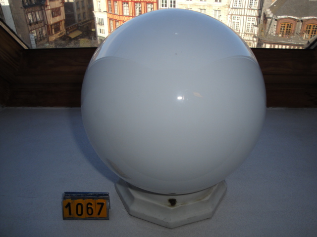  Collection ASPEG, pièce numéro 1067 : Applique avec globe