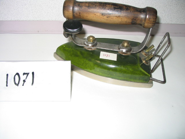  Collection ASPEG, pièce numéro 1071 : Fer à repasser avec repose pouce