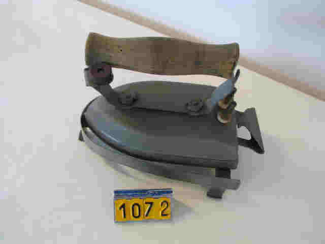  Collection ASPEG, pièce numéro 1072 : Fer à repasser électrique