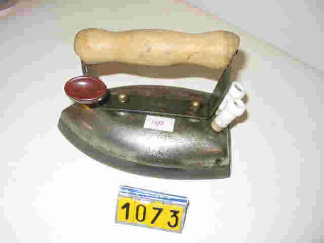  Collection ASPEG, pièce numéro 1073 : Fer à repasser