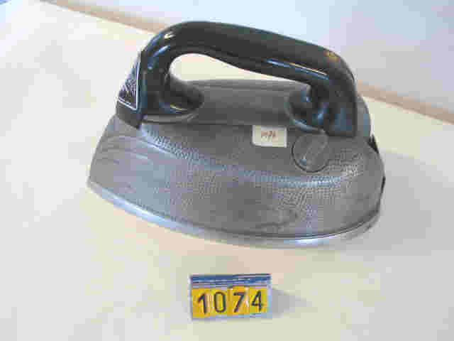  Collection ASPEG, pièce numéro 1074 : Fer à repasser à vapeur