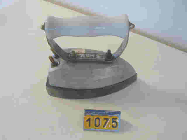  Collection ASPEG, pièce numéro 1075 : Fer à repasser électrique