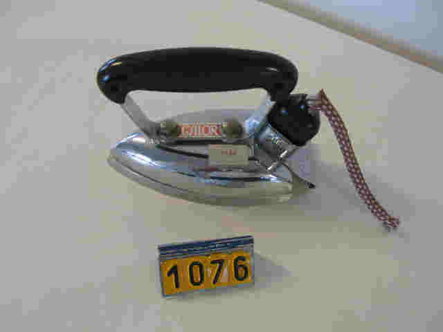  Collection ASPEG, pièce numéro 1076 : Fer à repasser élec