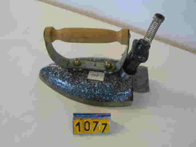  Collection ASPEG, pièce numéro 1077 : Fer à repasser électrique