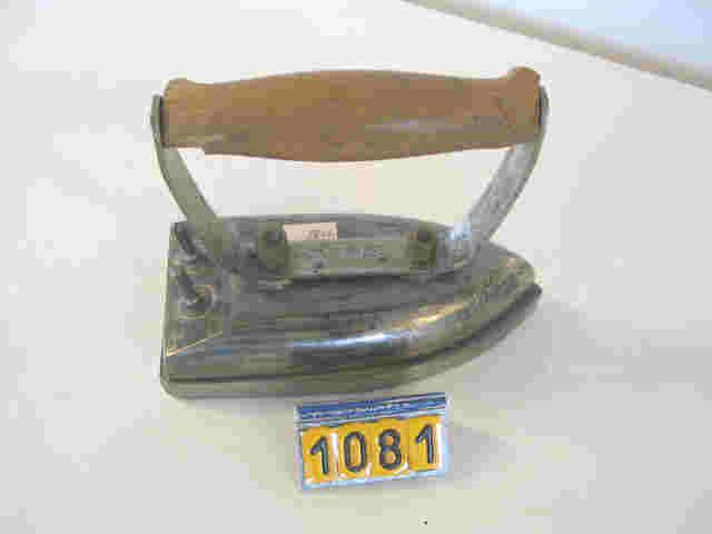  Collection ASPEG, pièce numéro 1081 : Fer à repasser