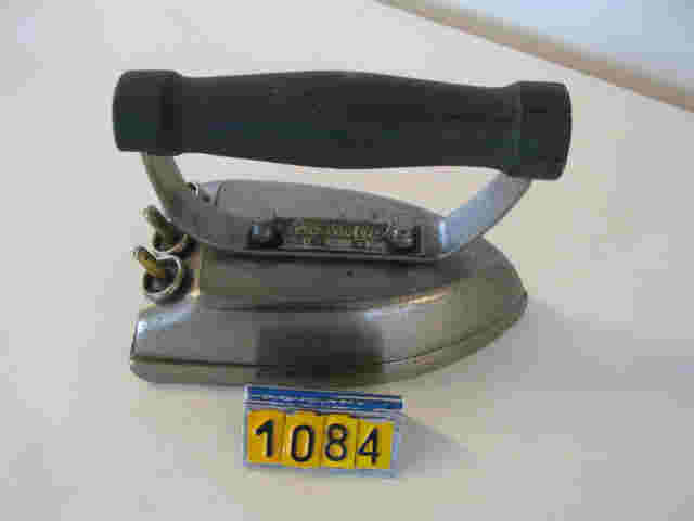  Collection ASPEG, pièce numéro 1084 : Fer à repasser