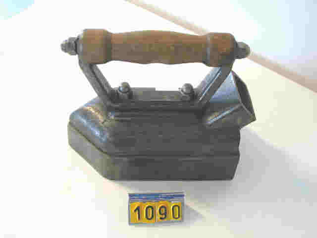  Collection ASPEG, pièce numéro 1090 : Fer à repasser électrique