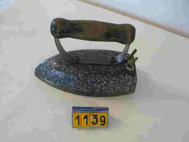  Collection ASPEG, pièce numéro 1139 : Fer à repasser