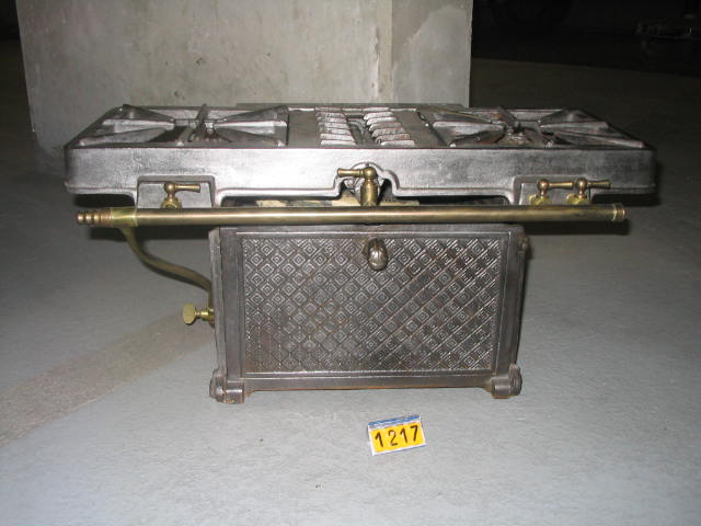  Collection ASPEG, pièce numéro 1217 : Réchaud four Arthur Martin + table