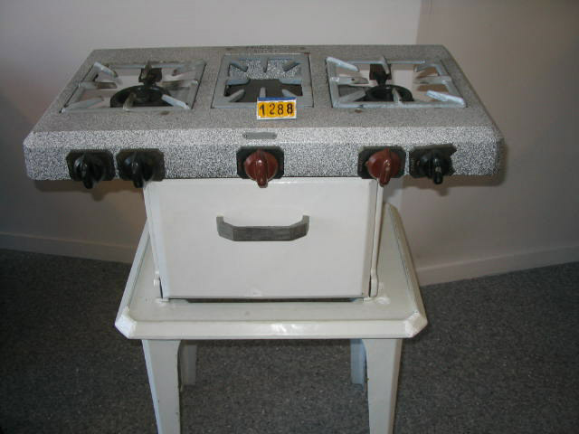  Collection ASPEG, pièce numéro 1288 : Réchaud à gaz sur socle 4 pieds