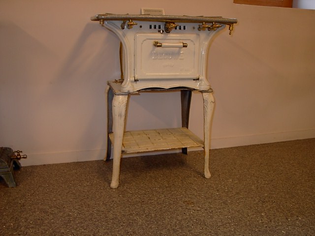  Collection ASPEG, pièce numéro 1295 : Réchaud à gaz sur sa table