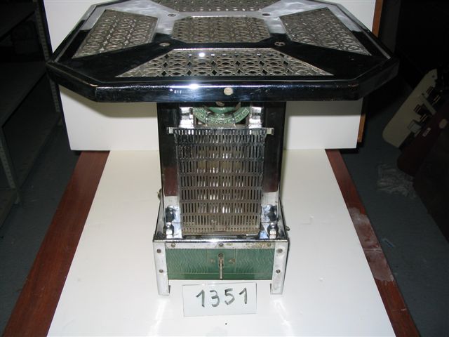  Collection ASPEG, pièce numéro 1351 : Radiateur à quartz + grille pain