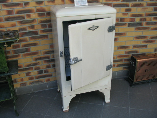  Collection ASPEG, pièce numéro 1352 : Réfrigérateur