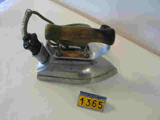  Collection ASPEG, pièce numéro 1365 : Fer à repasser