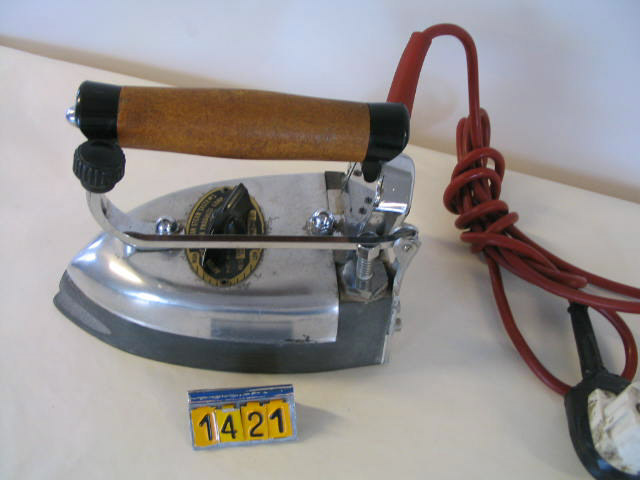  Collection ASPEG, pièce numéro 1421 : Fer à vapeur SUSSMAN