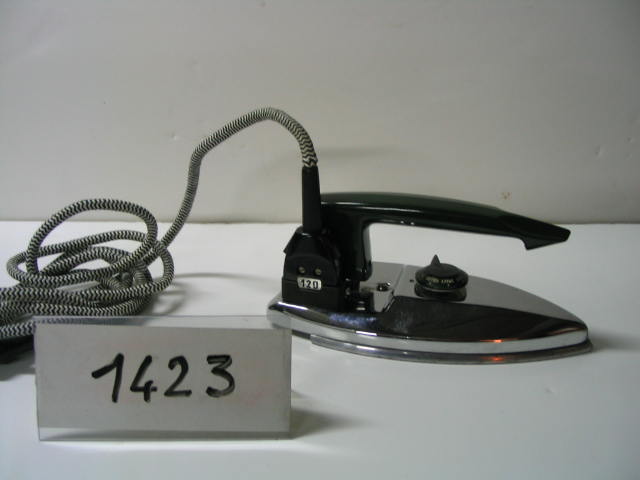  Collection ASPEG, pièce numéro 1423 : Fer de voyage avec sa trousse