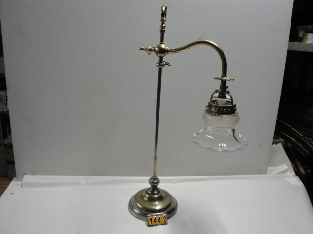  Collection ASPEG, pièce numéro 1442 : Lampe de bureau avec verrerie