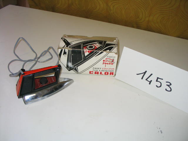  Collection ASPEG, pièce numéro 1453 : Jouet fer à repasser elec