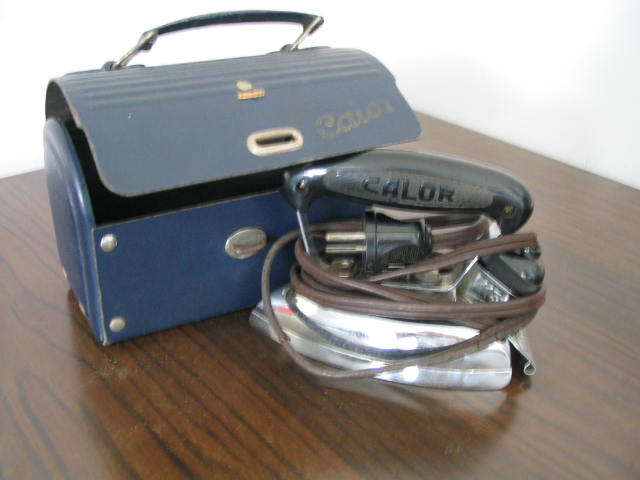  Collection ASPEG, pièce numéro 1460 : Fer à repasser de voyage avec sa boite de transport