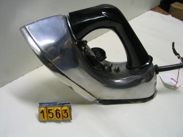  Collection ASPEG, pièce numéro 1563 : Fer à repasser cabré