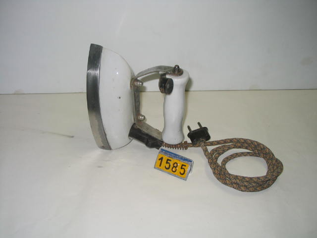  Collection ASPEG, pièce numéro 1585 : Fer à repasser poignée et corps porceleine