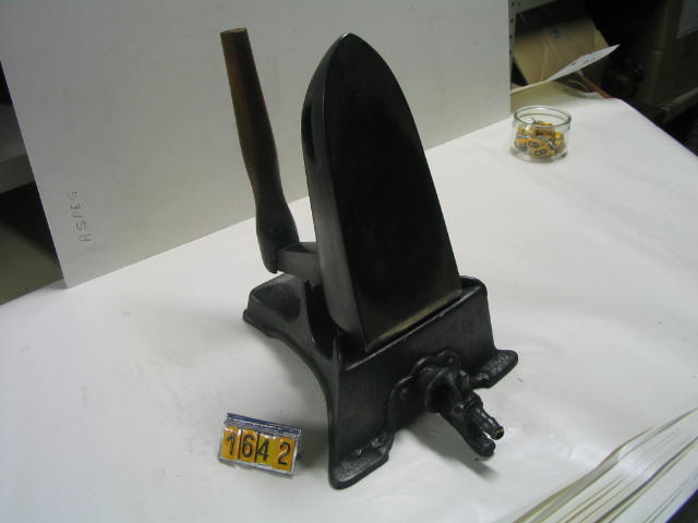  Collection ASPEG, pièce numéro 1642 : Fer à repasser et support