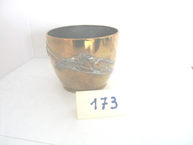  Collection ASPEG, pièce numéro 173 : Cache pot en cuivre doré