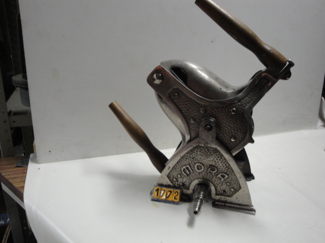  Collection ASPEG, pièce numéro 1772 : Fers à repasser support à bascule