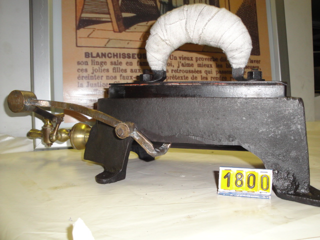  Collection ASPEG, pièce numéro 1800 : Fer avec réchaud éconnomiseur