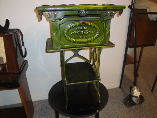  Collection ASPEG, pièce numéro 1804 : Réchaud four CHALOT et sa table