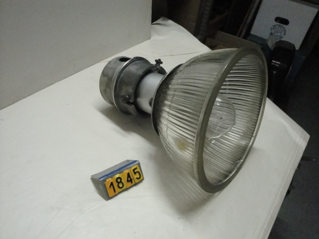  Collection ASPEG, pièce numéro 1845 : Lampe fer blanc et globe verre