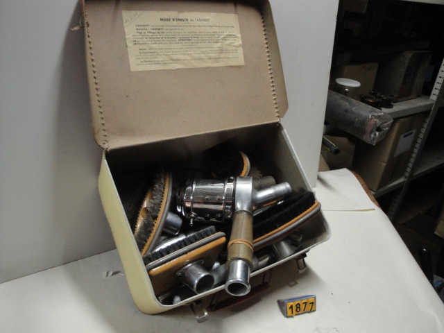  Collection ASPEG, pièce numéro 1877 : Aspirateur + valise de rangement