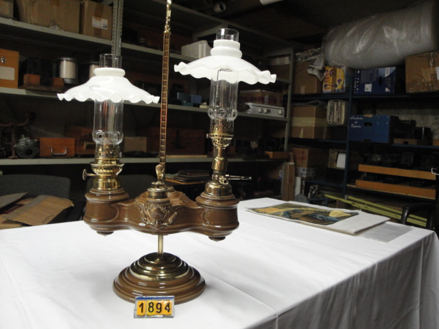  Collection ASPEG, pièce numéro 1894 : Lampe double sur pied