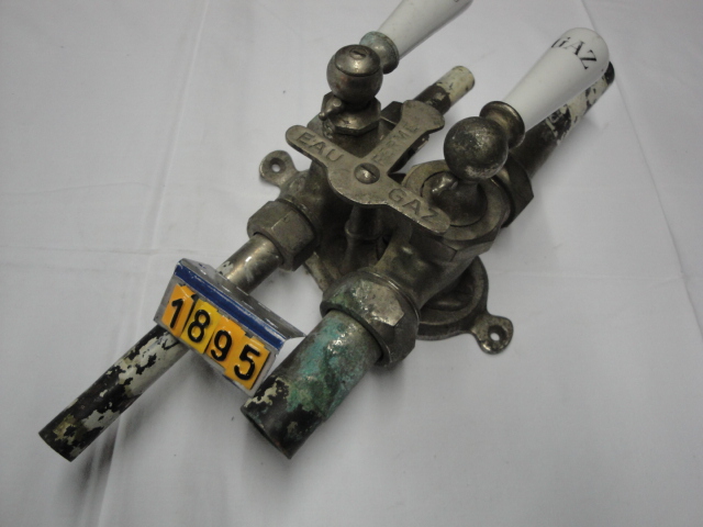  Collection ASPEG, pièce numéro 1895 : Robinet double Eau Gaz