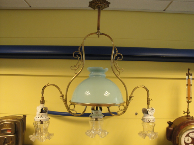  Collection ASPEG, pièce numéro 1909 : Lustre 3 lampes à becs retournés