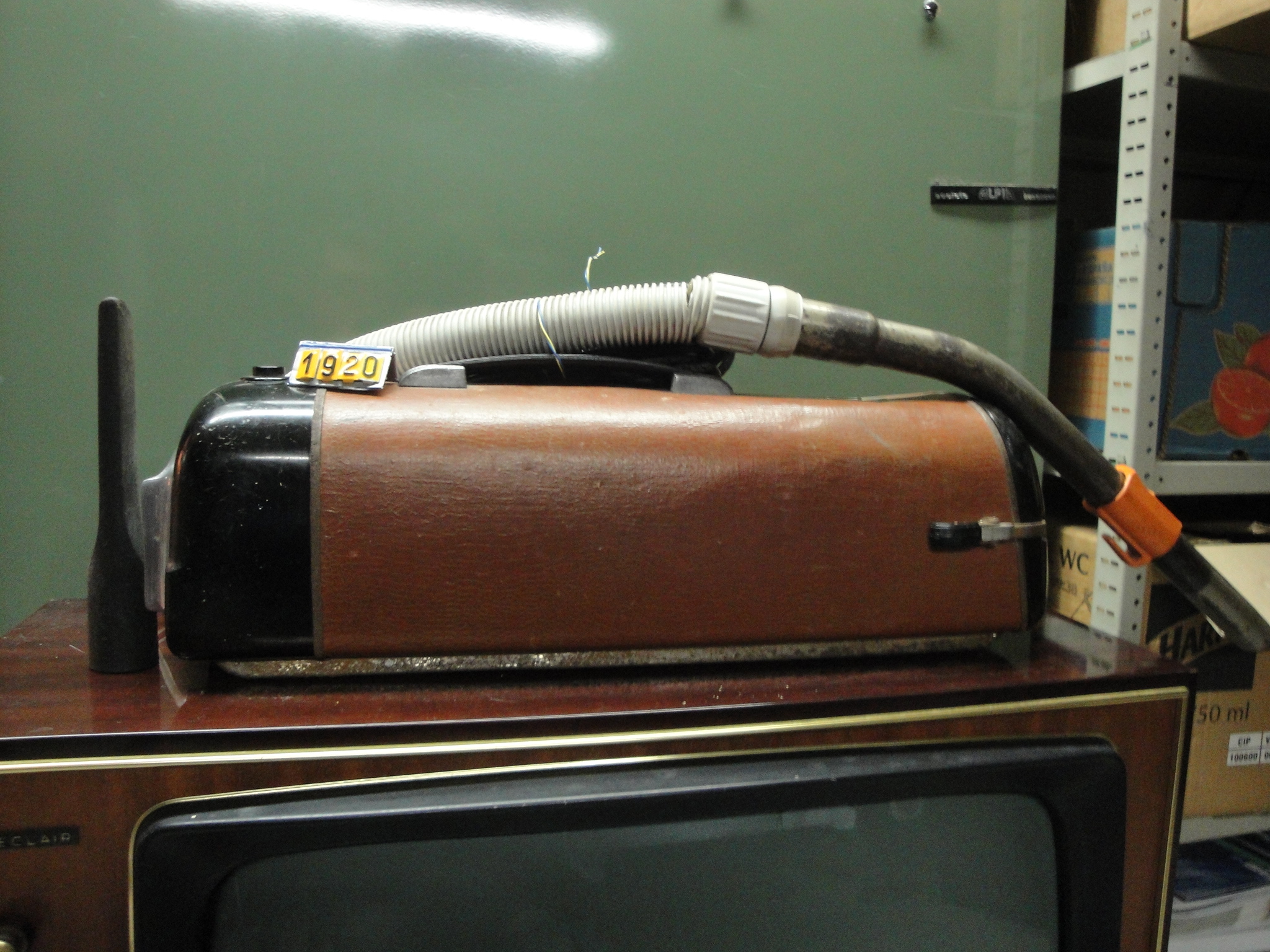  Collection ASPEG, pièce numéro 1920 : Aspirateur