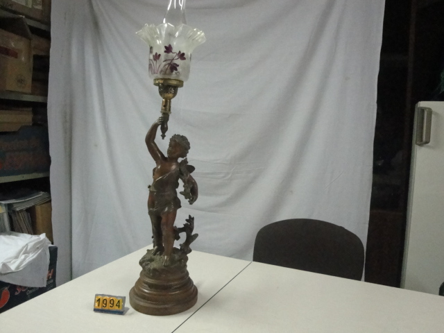  Collection ASPEG, pièce numéro 1994 : Lampe sur pied. Angelot tenant un flambeau