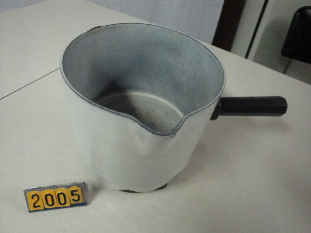  Collection ASPEG, pièce numéro 2005 : BOUILLOIRE BLANCHE