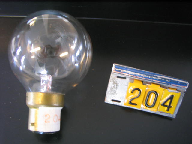  Collection ASPEG, pièce numéro 204 : Ampoule d'éclairage électrique sur support 1855