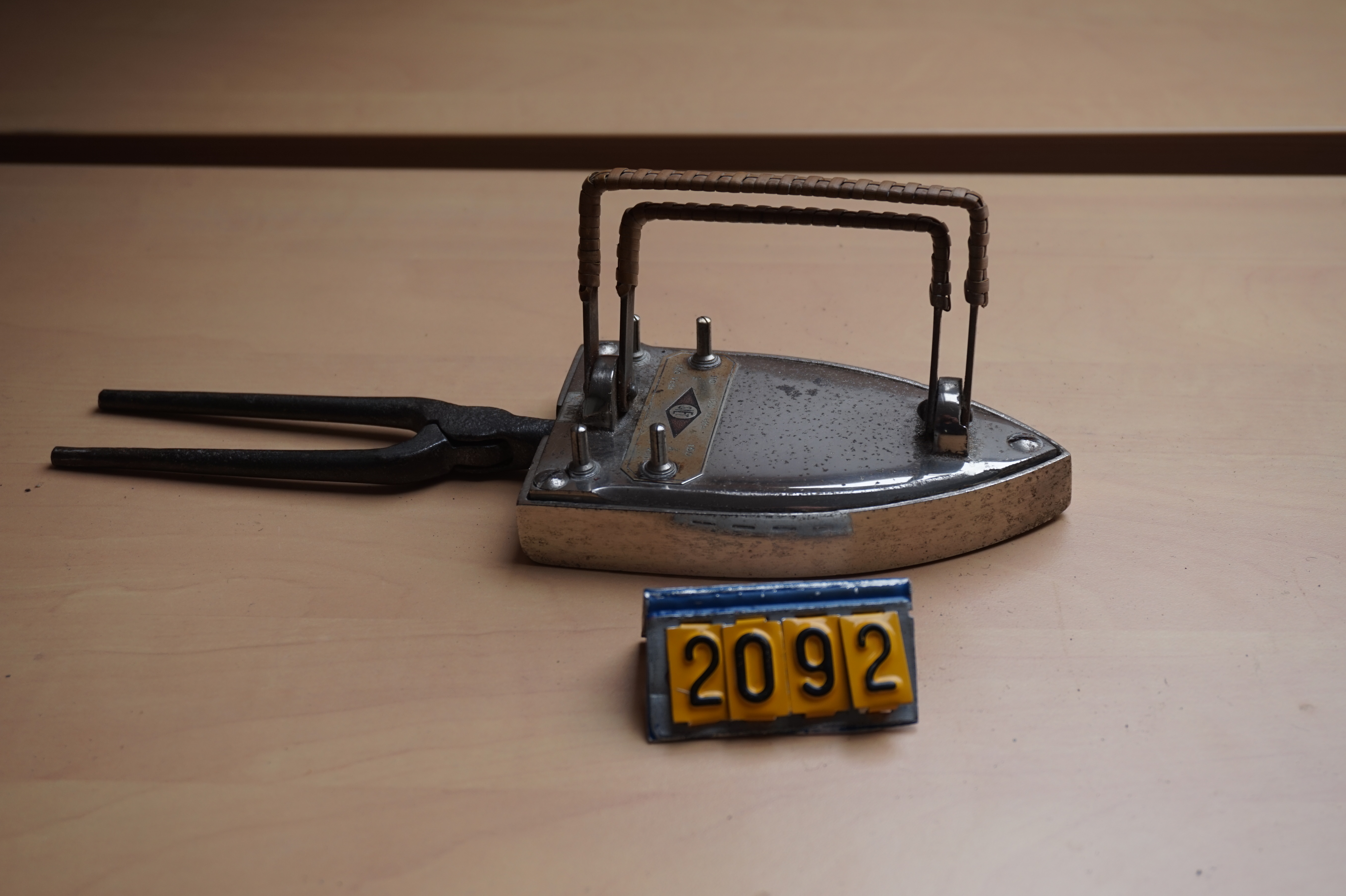  Collection ASPEG, pièce numéro 2092 : chauffe fer à friser 127 v //220v pour fer a friser