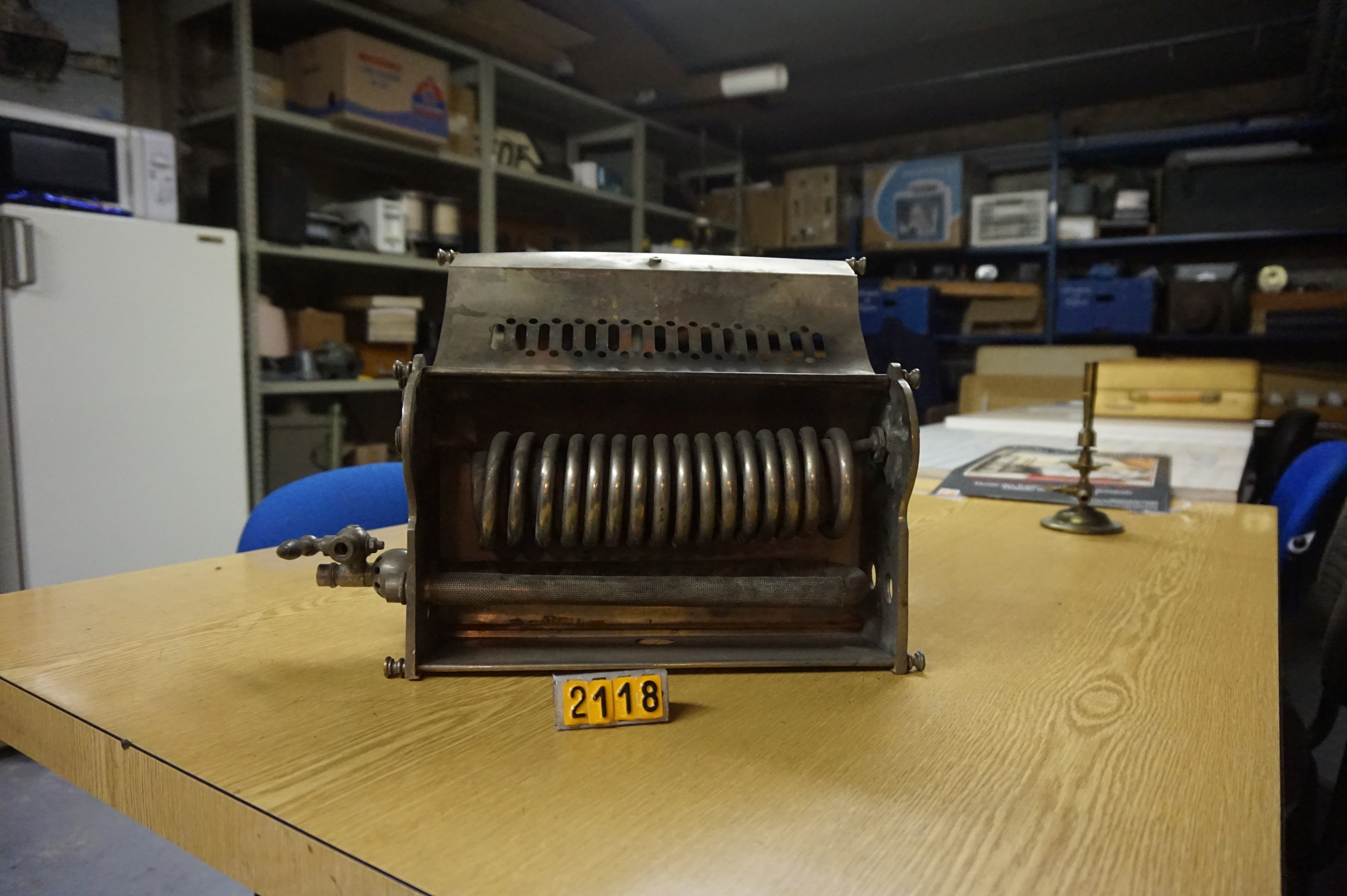  Collection ASPEG, pièce numéro 2118 : chauffe eau coiffeur