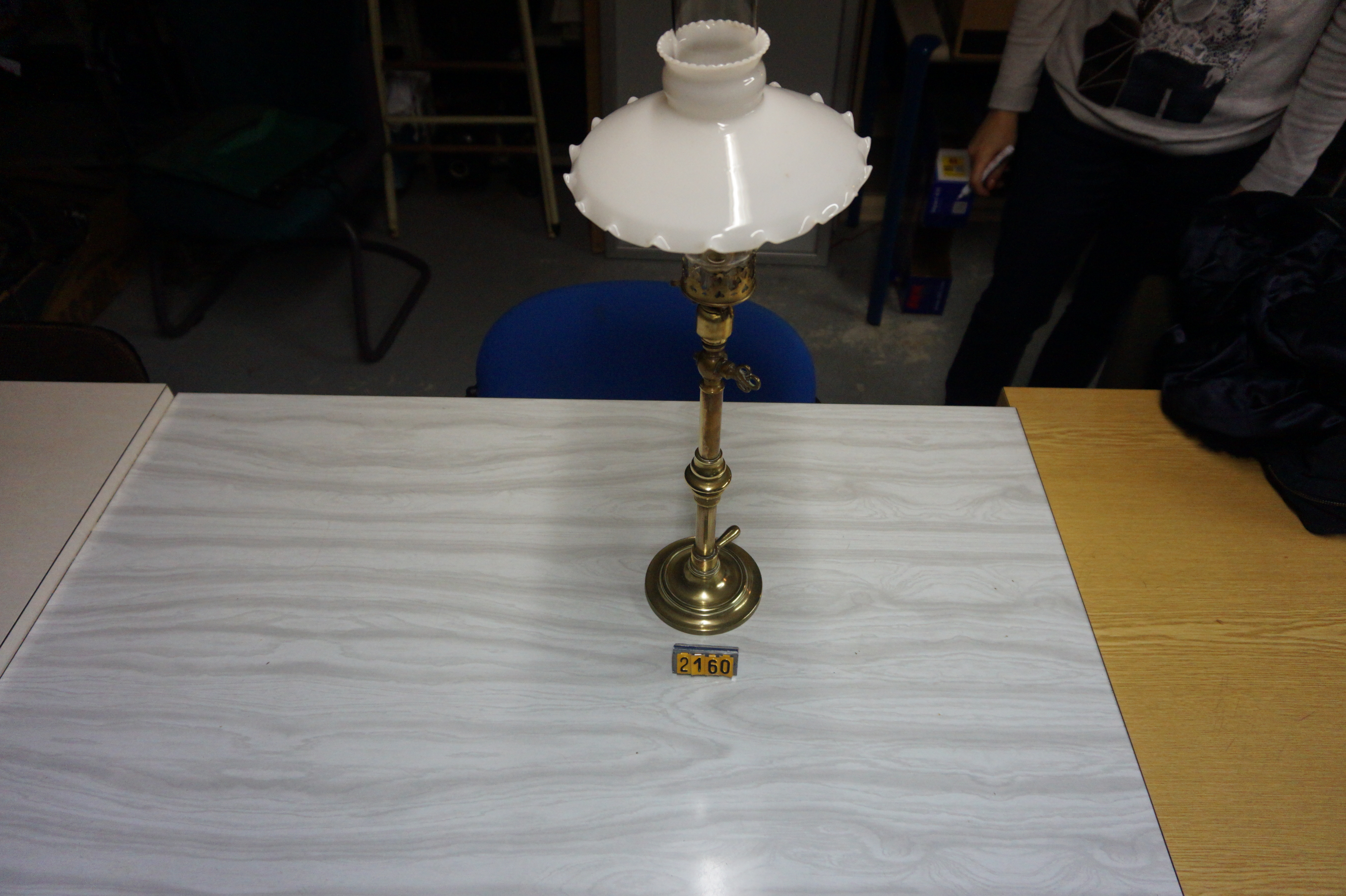 Collection ASPEG, pièce numéro 2160 : lampe sur pied laiton