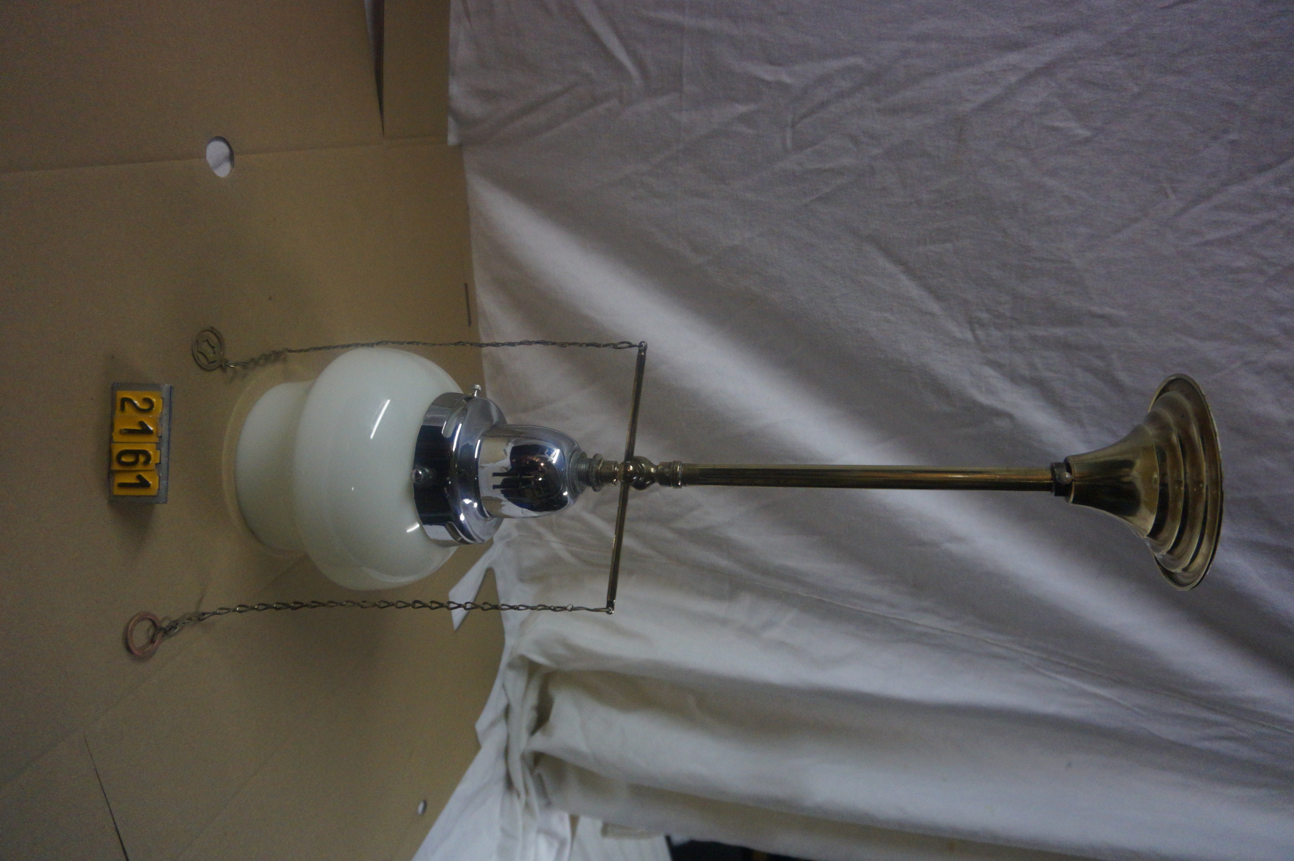  Collection ASPEG, pièce numéro 2161 : suspension eclairage gazavec opaline