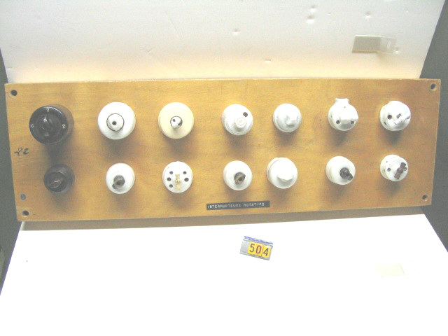  Collection ASPEG, pièce numéro 504 : Panneau avec interrupteurs rotatifs