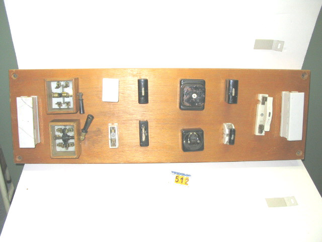  Collection ASPEG, pièce numéro 512 : Panneau avec interrupteurs fusibles