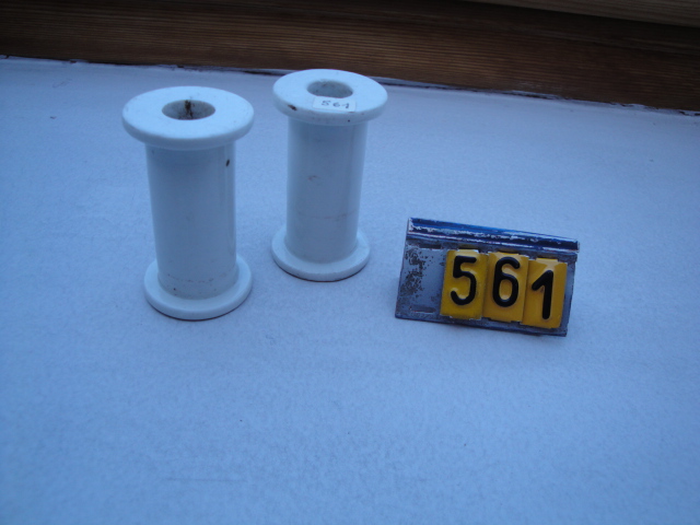  Collection ASPEG, pièce numéro 561 : Isolateurs poulies porcelaine