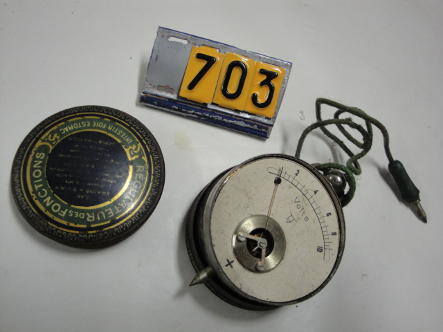  Collection ASPEG, pièce numéro 703 : Voltmètre de poche